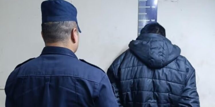 Un hombre asfixió y mató a su pareja con una almohada mientras ella dormía: tras entregarse, confesó el femicidio