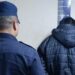 Un hombre asfixió y mató a su pareja con una almohada mientras ella dormía: tras entregarse, confesó el femicidio