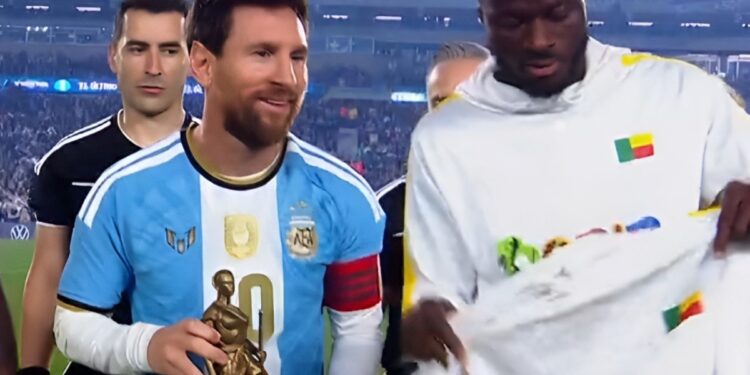 Los gestos de Benín: regalo a Messi y «el que no salta es un inglés» junto a la hinchada argentina
