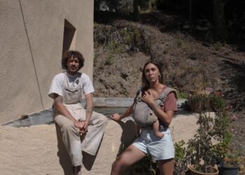 Paula y Álex dejaron la vida urbana para vivir en una masía en el monte: «Verduras apenas compramos porque todo lo que consumimos es de huerto»