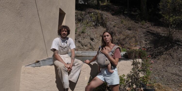 Paula y Álex dejaron la vida urbana para vivir en una masía en el monte: «Verduras apenas compramos porque todo lo que consumimos es de huerto»