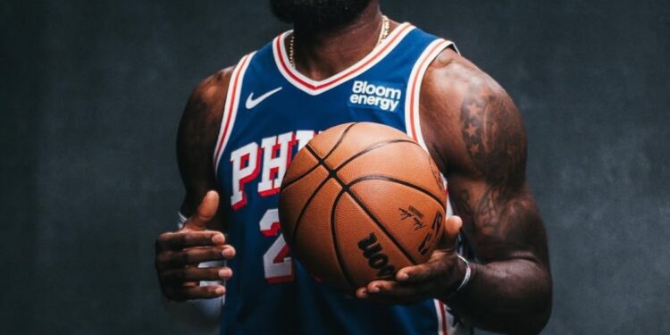 Se viene el debut de LeBron James con los 76ers: el riesgo de una lesión crónica y su partido contra los campeones