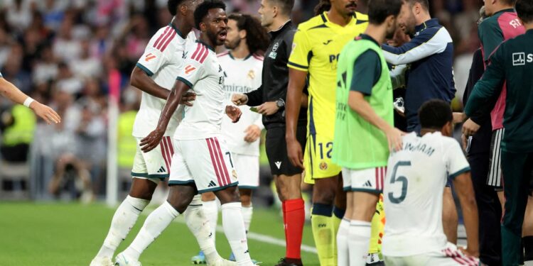 Vinicius les pidió perdón a los hinchas por el tirón de pelo y Mourinho suspendió la conferencia de prensa