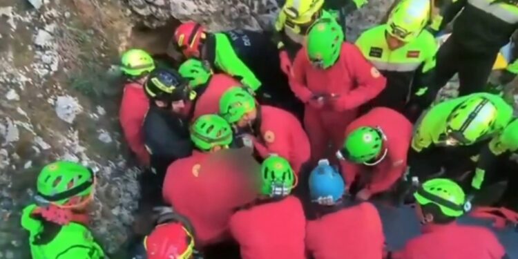 Milagro en Italia: rescataron a un hombre que permaneció atrapado 27 horas en una cueva