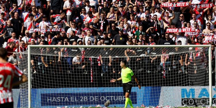 Video: tiraron avioncitos de papel en protesta contra el presidente y suspendieron el partido