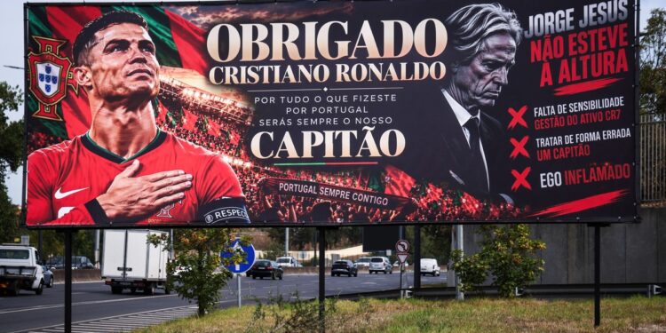 Aparecieron banderas en favor de Cristiano y contra el DT de Portugal en la puerta de la cancha del Benfica
