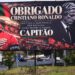 Aparecieron banderas en favor de Cristiano y contra el DT de Portugal en la puerta de la cancha del Benfica