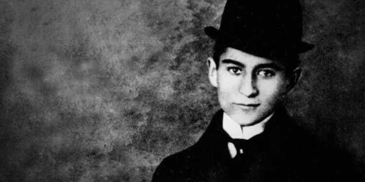 Franz Kafka, el escritor que reflexionó sobre la lucha contra el mundo: «En tu lucha contra el resto del mundo es mejor ponerse de lado del resto del mundo»