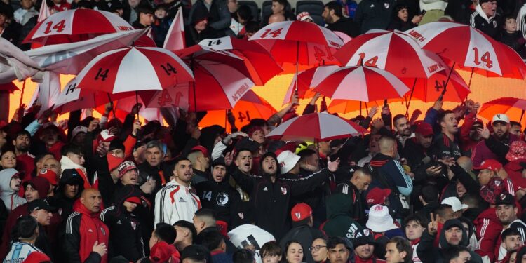 Video: la hinchada de River insultó al Chiqui Tapia desde antes de que comenzara el partido