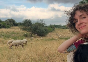 Yasmin Recht, de escritora a pastora: “Dicen que si tienes una carrera y sabes idiomas, ¿para qué hacer esto? Pero es al revés, nunca estás preparado para ir detrás de un rebaño de ovejas”