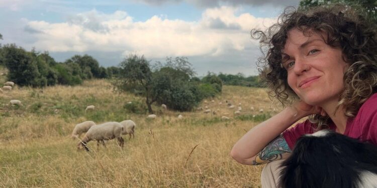 Yasmin Recht, de escritora a pastora: “Dicen que si tienes una carrera y sabes idiomas, ¿para qué hacer esto? Pero es al revés, nunca estás preparado para ir detrás de un rebaño de ovejas”