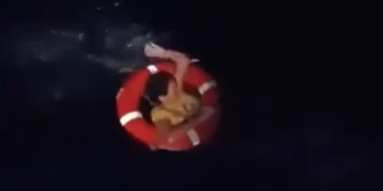 Una mujer fue hallada con vida en el mar tras pasar más de 20 horas a la deriva: la insólita explicación de la guardia costera