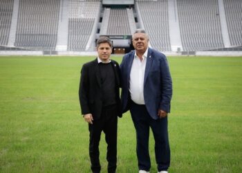 En un día repleto de polémicas para la AFA, Chiqui Tapia subió a las redes una foto abrazado con Kicillof
