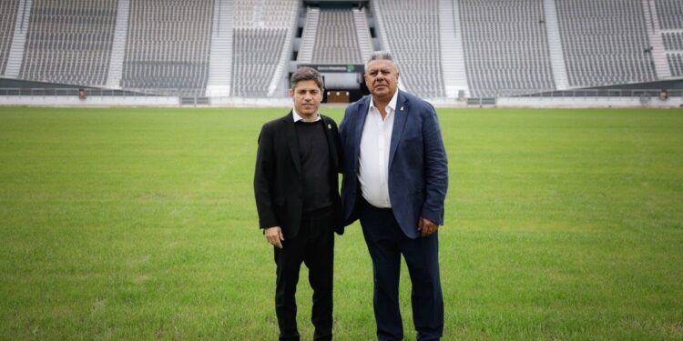 En un día repleto de polémicas para la AFA, Chiqui Tapia subió a las redes una foto abrazado con Kicillof