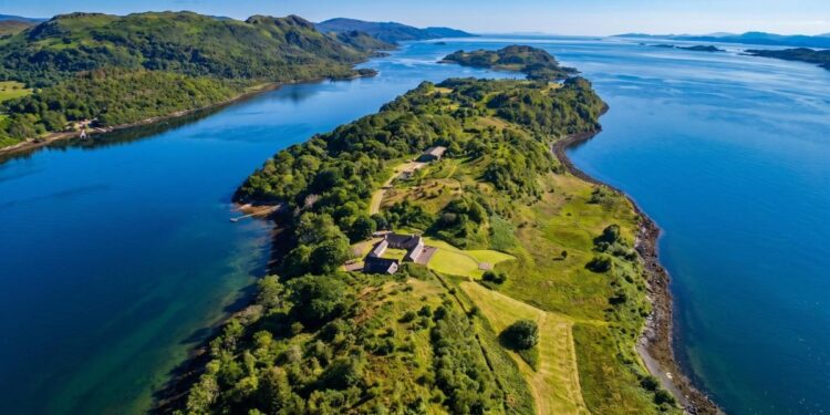 Cien hectáreas, dos enormes casas y un hangar: está a la venta la lujosa isla que perteneció al tutor del último emperador de China