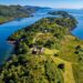 Cien hectáreas, dos enormes casas y un hangar: está a la venta la lujosa isla que perteneció al tutor del último emperador de China