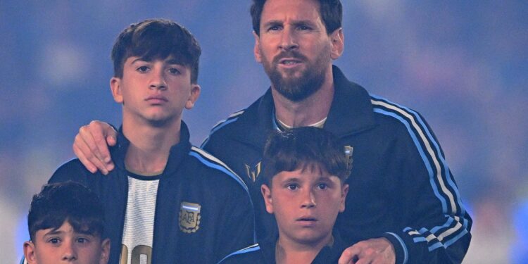 Video: las emociones de Mateo y Thiago Messi en la despedida de su papá