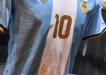 Video: el Museo River ya tiene la camiseta de Messi firmada por el 10