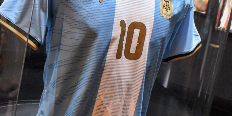 Video: el Museo River ya tiene la camiseta de Messi firmada por el 10