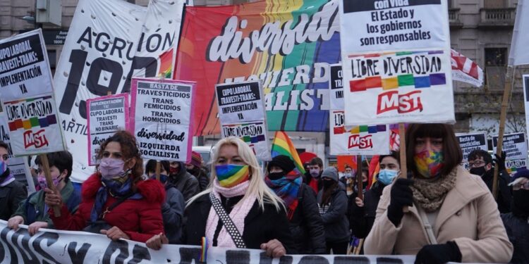 Una diputada bonaerense del peronismo presentó un proyecto para que le den una pensión vitalicia a travestis y trans que sufrieron violencia institucional