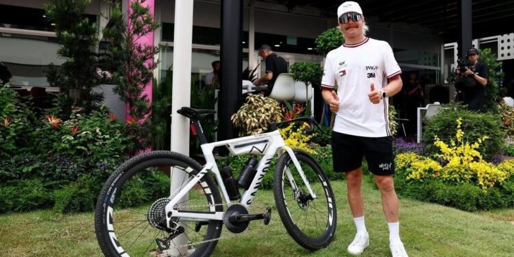 Insólito: Bottas contó su viaje de Malasia a Singapur en bicicleta y esquivando serpientes