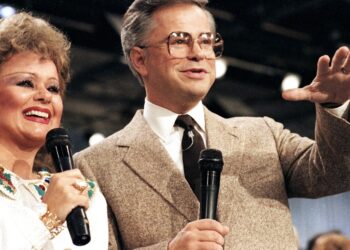Murió Jim Bakker, el telepredicador que construyó un imperio en Estados Unidos y cayó por denuncias de abuso y fraude