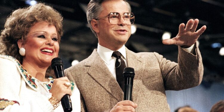 Murió Jim Bakker, el telepredicador que construyó un imperio en Estados Unidos y cayó por denuncias de abuso y fraude