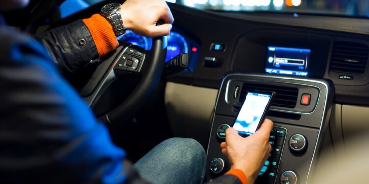 Francia quitará el permiso de conducir a quienes usen el celular mientras manejan: «El simple hecho de tener el teléfono en la mano conllevará la suspensión»