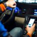 Francia quitará el permiso de conducir a quienes usen el celular mientras manejan: «El simple hecho de tener el teléfono en la mano conllevará la suspensión»