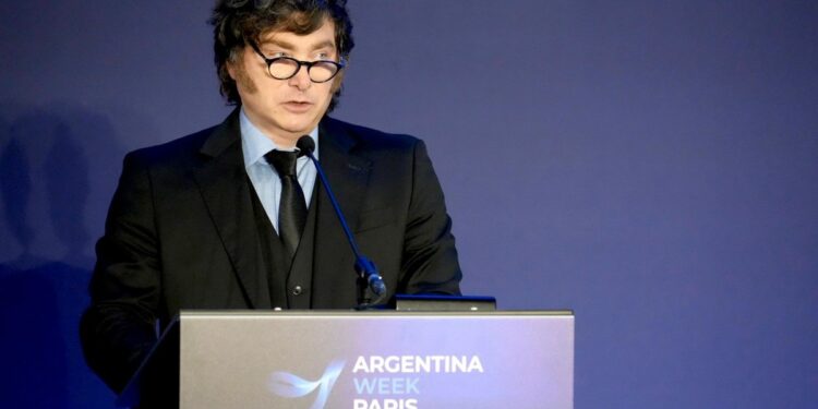 Javier Milei y sus medidas, EN VIVO: el Presidente recibe hoy un premio en un foro económico y cierra la Argentina París Week