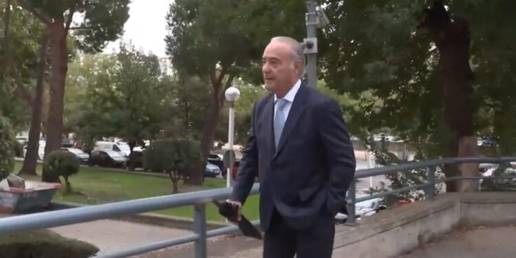 Por qué Carlos, el hermano de Julio Iglesias, fue condenado a 6 meses de prisión y a pagar 30 millones de euros