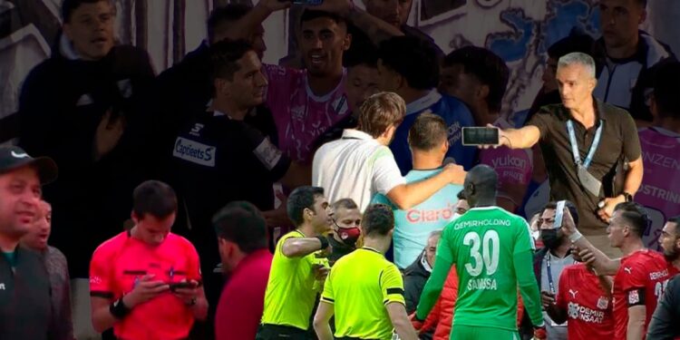 El VAR de celular de All Boys-Godoy Cruz no fue el primero: los casos más insólitos y escandalosos del fútbol mundial