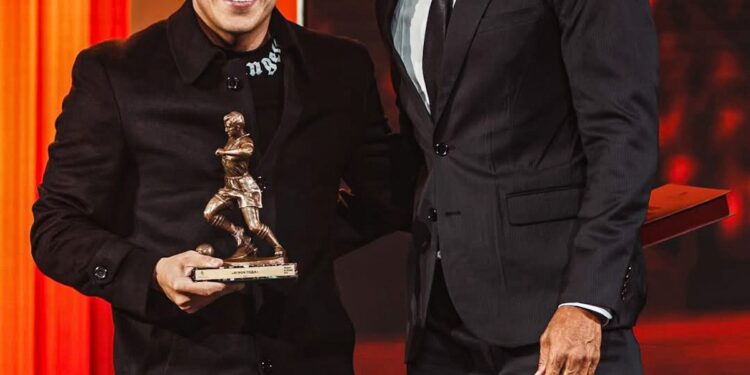 Esequiel Barco fue elegido MVP de la liga rusa y recibió el premio de una leyenda del fútbol
