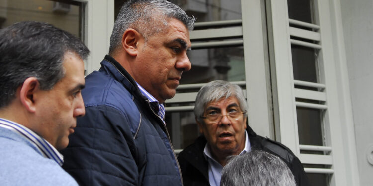 La Justicia detectó giros de plata de la FIFA y el gremio de Camioneros al «Chiqui» Tapia y pidió información a Suiza