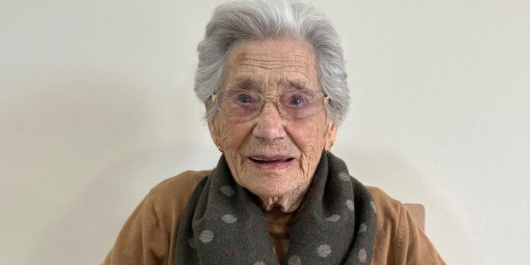 Dolores Redondo, 100 años: “Iba al banco a hacer gestiones y firmaba con el dedo porque no sabía ni leer ni escribir; me apunté a la escuela de adultos y aprendí para que no me engañaran”