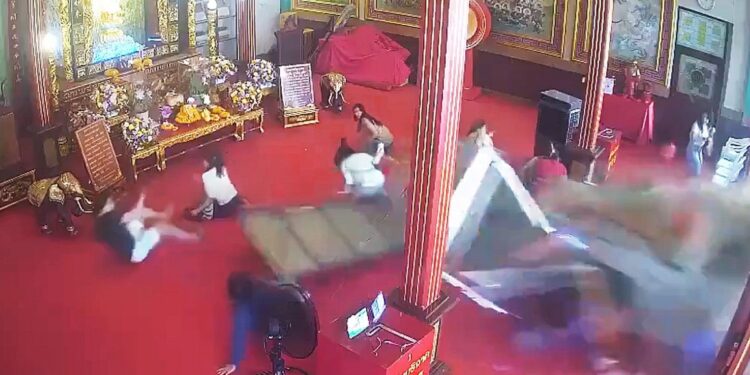 Horror en plena meditación: un conductor embistió un templo budista, atropelló a cinco personas y tres quedaron atrapadas debajo del auto