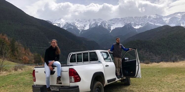 Claudia (26 años) y Bernat (31 años) tienen una granja de cabras en los Pirineos: “Cada vez menos personas se quieren dedicar a esto y es un trabajo que te enraíza al territorio y a la vida”
