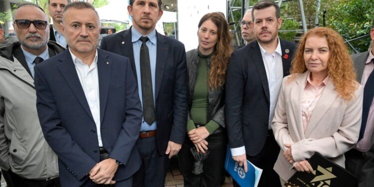 La embajadora de Israel le agradeció al Gobierno su apoyo, en un emotivo homenaje de la comunidad judía a la familia Bibas en Buenos Aires