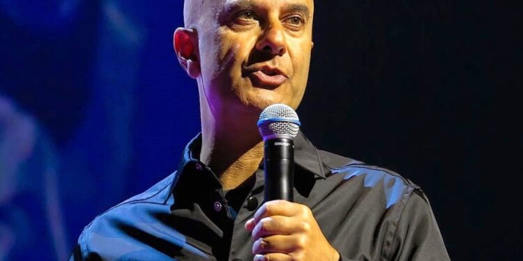 Robin Sharma, escritor canadiense, 62 años, sobre el «Club de las 5 de la mañana»: así funciona la regla de los 20 minutos