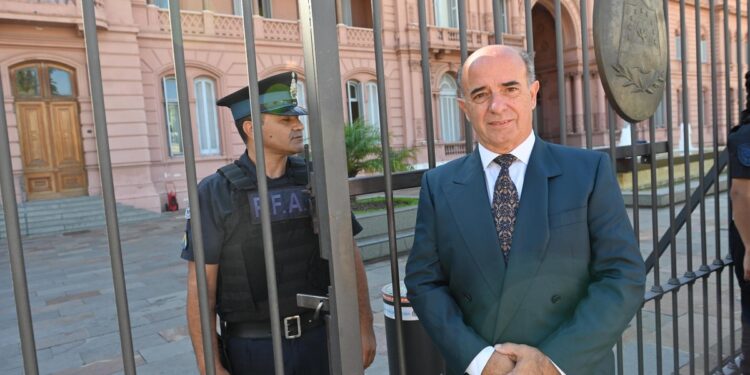 Un diputado libertario reivindicó sus visitas a represores y hubo escándalo en el Congreso: «Es para cagarlo a trompadas», dijo el jefe de bloque K