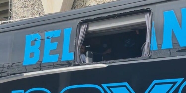 Video: así quedó el micro de Belgrano después de recibir piedrazos en su llegada al Kempes