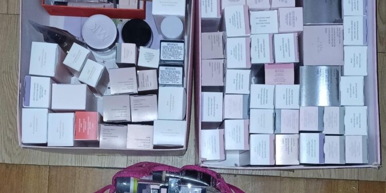 Usó la tarjeta de crédito de una mujer muerta para comprar cientos de productos de belleza